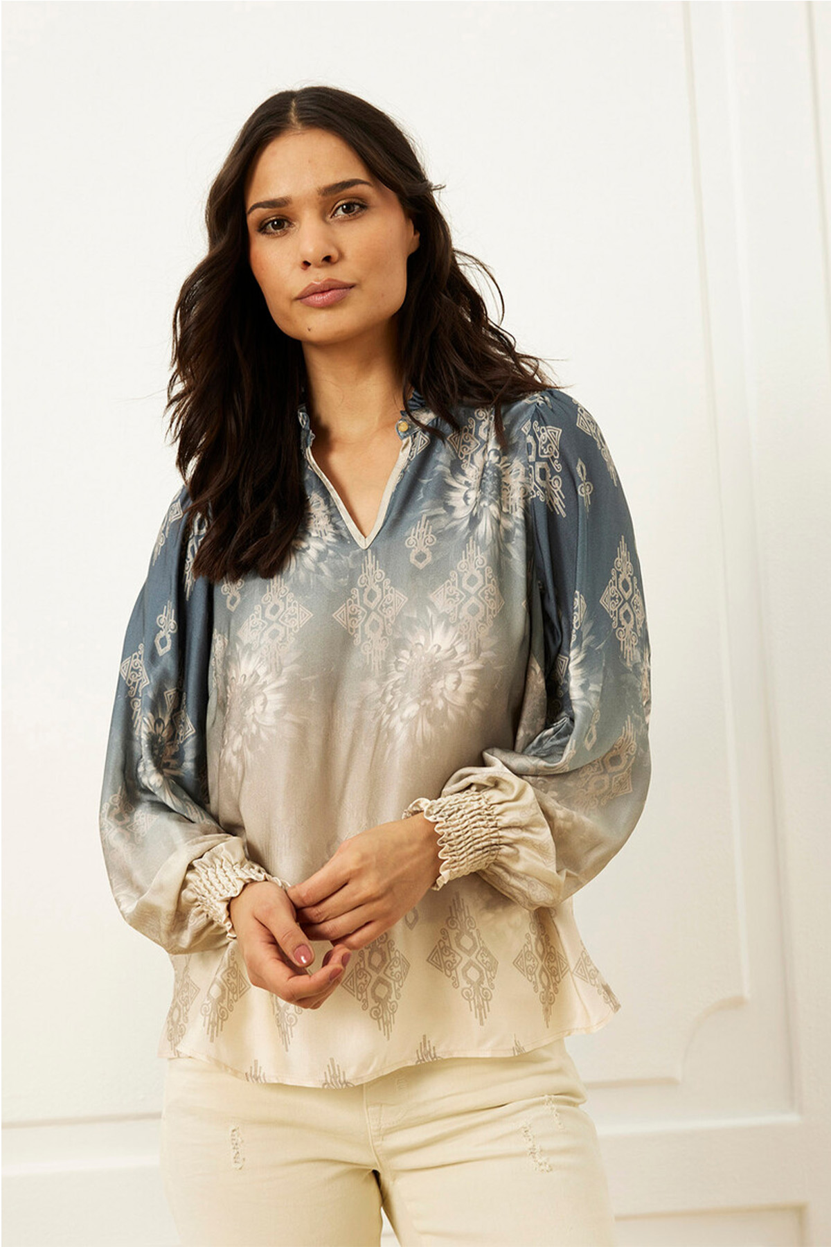 In Front Nelly Blus 501 Blue, modell fram