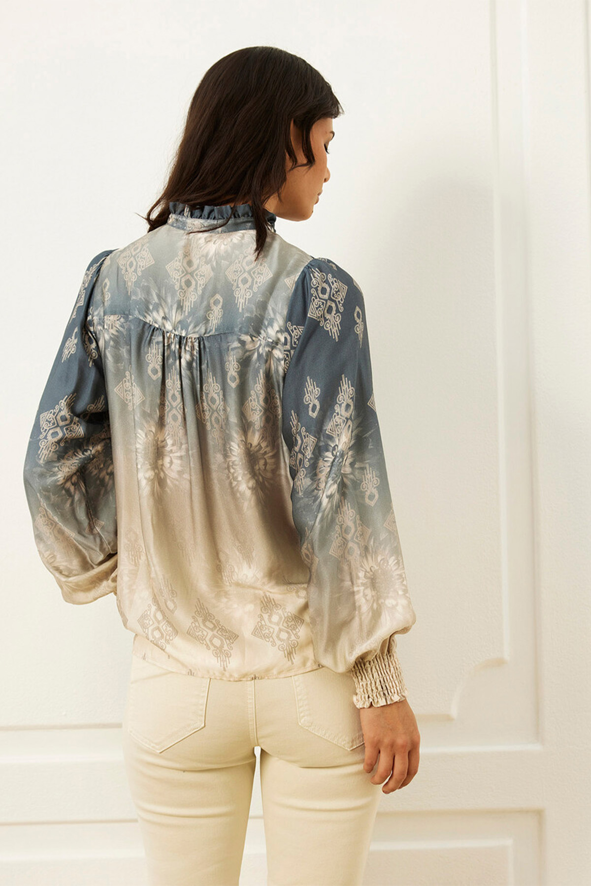 In Front Nelly Blus 501 Blue, modell bak