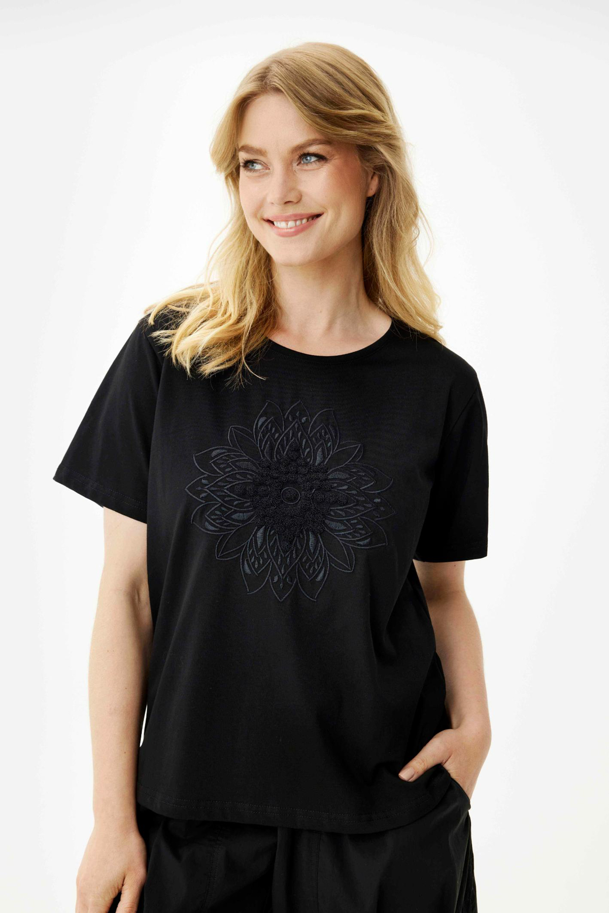 In Front Daphny T-shirt Velma 999 black, fram