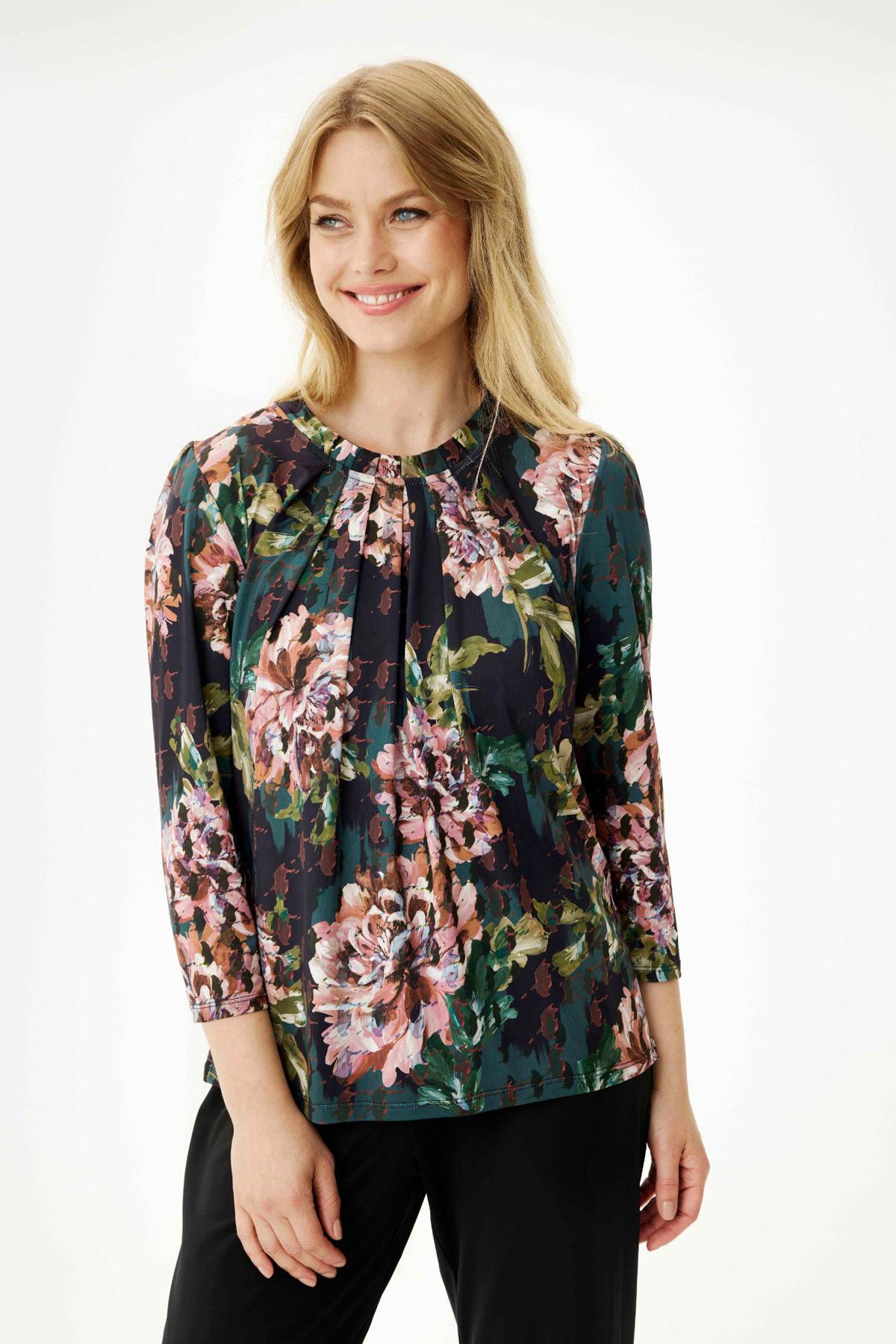 In Front Grazia Blus Deledda 615 Dark Green, modell fram