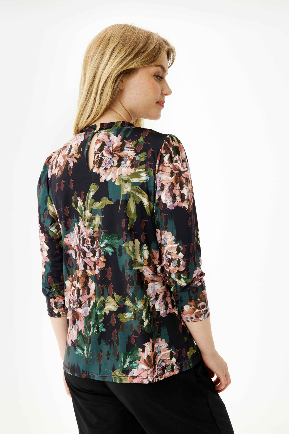 In Front Grazia Blus Deledda 615 Dark Green, modell bak