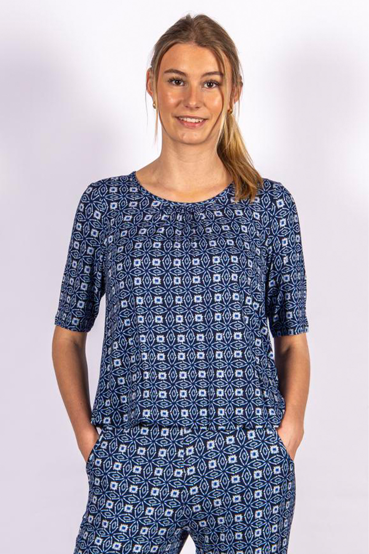 Arimi Topp Deep Sea 89 Navy, modell fram