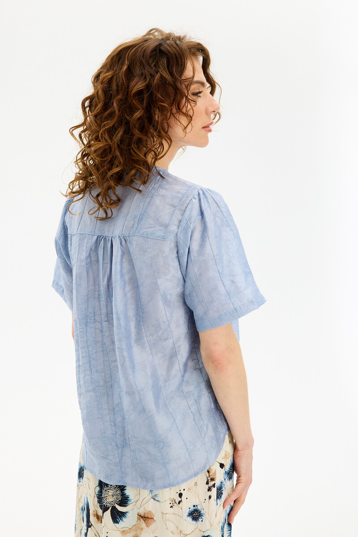 In Front Anja Blus Rubik 505 Light Blue, modell bak