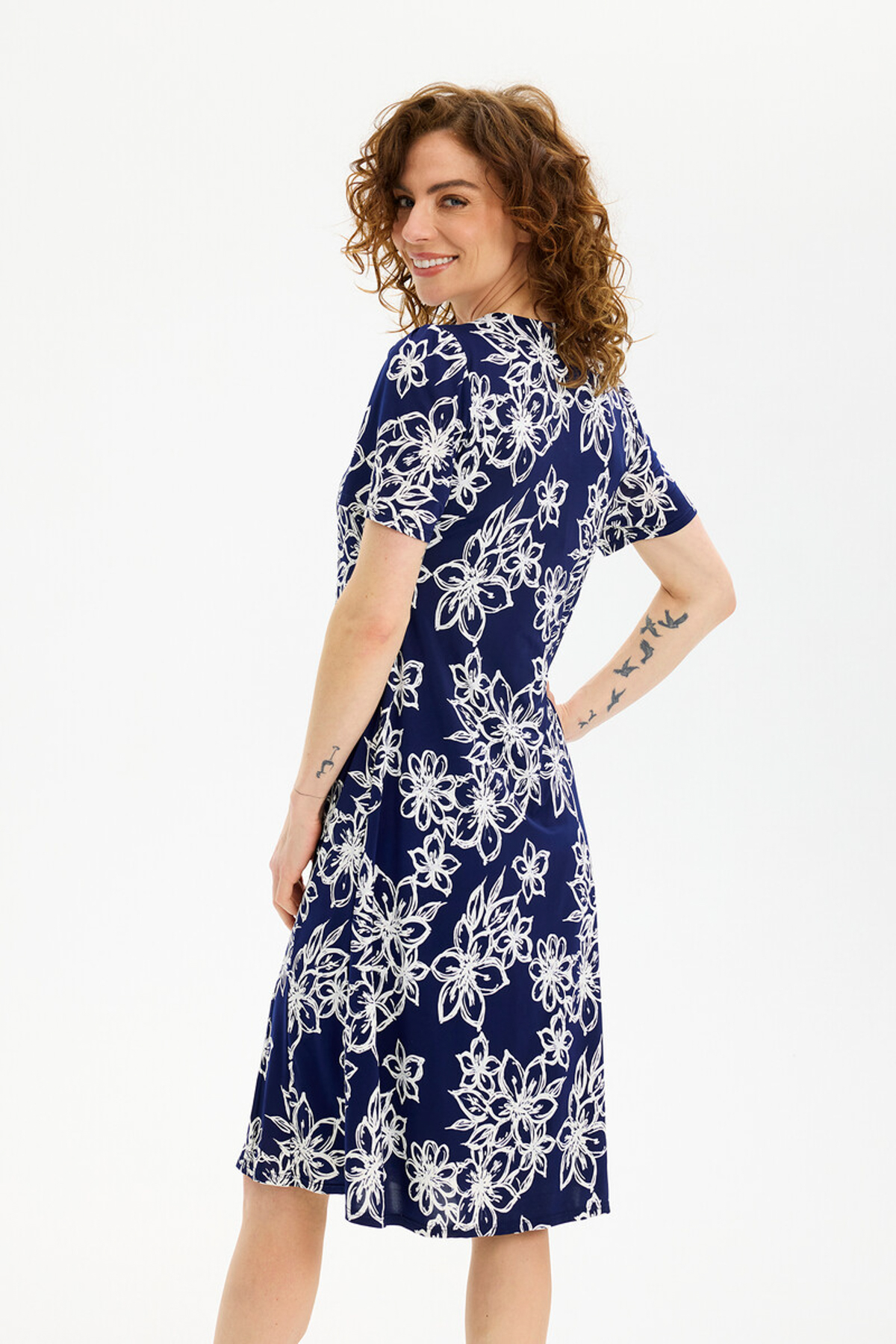 Front Lucy Klänning Seal 591 Navy, modell bak