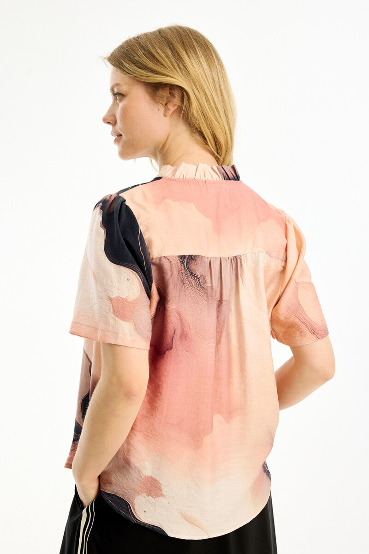 In Front Frederika Blus Dani 215 Rose, modell bak