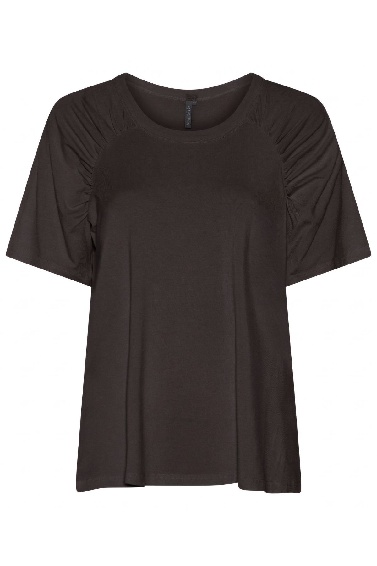 Soulmate Topp Lonnis4, en mörkbrun, kortärmad viskostopp med rynkade axlar och elastan, på en vit bakgrund.